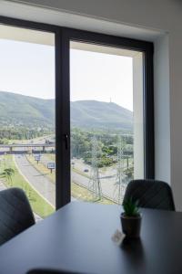 ソフィアにあるGreen Eyes Apartmentsの窓際の椅子付きテーブル