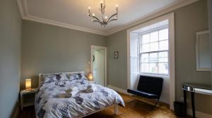 une chambre avec un lit avec des animaux en peluche dessus dans l'établissement Ruchearn, à Comrie