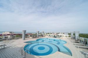 una piscina sul tetto di un resort di Residenza delle Terme a Bibione
