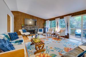 un soggiorno con divano e tavolo di Spacious Lake Forest Park Home with Deck! a Lake Forest Park