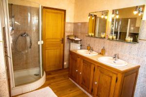 uma casa de banho com 2 lavatórios e um chuveiro em Gite la vigne 4 à 10 personnes Domaine Saint Raphaël em Prats-de-Carlux