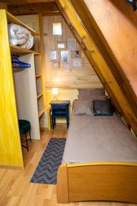 um pequeno quarto com uma cama e um sótão em Gite la vigne 4 à 10 personnes Domaine Saint Raphaël em Prats-de-Carlux