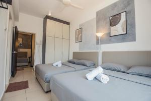1 dormitorio con 2 camas y 1 habitación con en Delux Suite at Midhills Genting Highlands Free WiFi en Genting Highlands