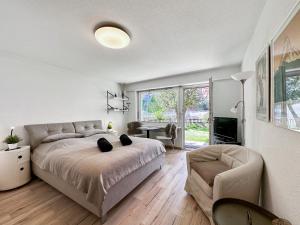 - une chambre avec un lit, une chaise et une table dans l'établissement Studio Marmotta - Zermatt, à Zermatt