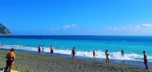 un grupo de personas de pie en una playa en Casa Cristina 2C - Private Free Parking, Wi-Fi, en Casarza Ligure