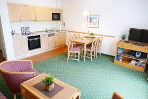 eine Küche und ein Esszimmer mit einem Tisch und Stühlen in der Unterkunft Ferienwohnung 1 3 18 Inselstrand in Ahlbeck