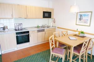 eine Küche mit einem Tisch und einem Esszimmer in der Unterkunft Ferienwohnung 1 3 18 Inselstrand in Ahlbeck