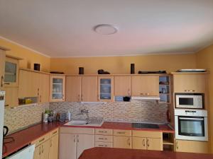 Kuchyňa alebo kuchynka v ubytovaní Zdeňka - apartmán