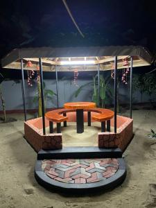 - une table de pique-nique et un banc dans un pavillon dans l'établissement MSV Villa résidence home, à Batticaloa