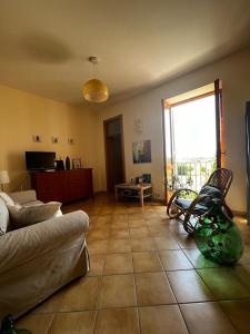 un soggiorno con un divano e un tavolo di Villa Petrinum B&B a Mondragone