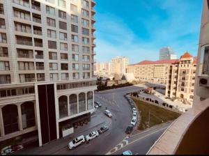 uitzicht op een straat met gebouwen en auto's bij Park azure in Baku