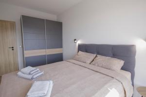 ソフィアにあるGreen Eyes Apartmentsのベッドルーム1室(大型ベッド1台、タオル2枚付)