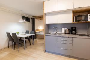eine Küche und ein Esszimmer mit einem Tisch und Stühlen in der Unterkunft Apartmaji Taler in Bohinj