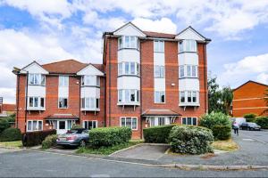 an apartment building with a car parked in front of it at Spacious 2 Bedroom Apartment in London