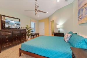 a bedroom with a bed and a flat screen tv at Sunbeam in Navarre