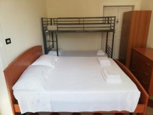 Wild Paradise في كانوسا دي بوليا: سرير مع سريرين بطابقين في غرفة