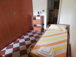 Wild Paradise في كانوسا دي بوليا: غرفة بها سرير وأرضية مصدية