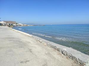 une plage avec un mur de retenue à côté de l'eau dans l'établissement Hospitium by the sea, à Bridgeport