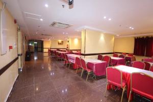 a dining room with pink tables and chairs at Ayan ALMUEABADH -1700m to ALharam in Mecca