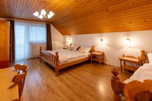 ein Schlafzimmer mit einem großen Bett und einer Holzdecke in der Unterkunft Apartmaji Taler in Bohinj