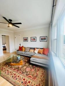 uma sala de estar com um sofá e um tapete em Beautiful Chicago 2BD 1BA em Chicago