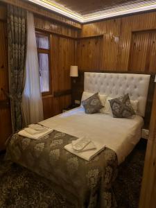 Postel nebo postele na pokoji v ubytování Ayder Hasimoglu Hotel