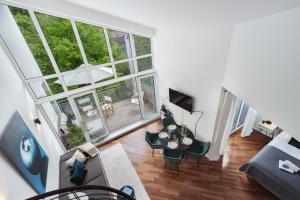 una vista aérea de una sala de estar con una gran ventana en Blueberry Living - Design Loft nahe München - Dachterrasse - S-Bahn, en Gauting