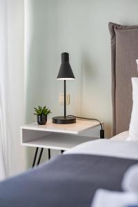 Giường trong phòng chung tại Blueberry Living - Design Loft nahe München - Dachterrasse - S-Bahn