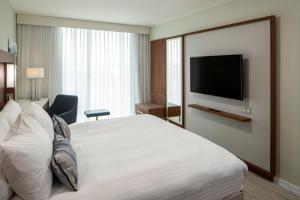 インバネスにあるCourtyard by Marriott Inverness Airportのベッド1台、薄型テレビが備わるホテルルームです。