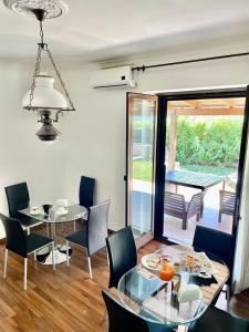 a dining room with a glass table and chairs at Lo Scrigno B&B in Montemiletto