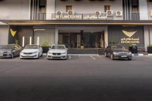 タブークにあるSkyline Hotel & Suitesの建物前駐車場に停車する団体