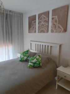 um quarto com uma cama com duas almofadas em Villa Costa Antigua A3 em Costa de Antigua