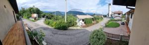 Vista general de una montaña o vista desde la casa de huéspedes
