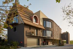 a house with a gambrel roof at Boutique Hotel Oche Selvatiche in Grado