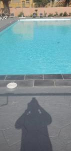 una sombra de una persona parada frente a una piscina en Villa Costa Antigua, en Costa de Antigua