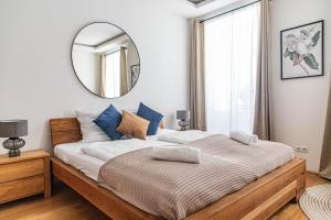 1 dormitorio con 1 cama grande y espejo en Garden Apartment, Close to Schönbrunn, en Viena