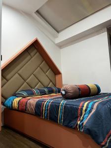 ein Schlafzimmer mit einem Bett mit einem Kissen darauf in der Unterkunft 3 bedroom, 2 toilet, Penthouse Monarchy A, Danang in Đà Nẵng