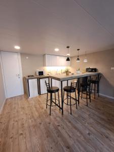 Duplex guest house in Batroun في البترون: مطبخ مع طاولة وكراسي في غرفة
