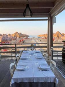 a long table with chairs and a view of the beach at Villa de Riseis B&B in Pescara