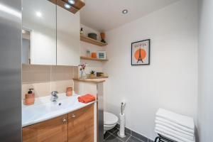 une salle de bains avec lavabo et toilettes dans l'établissement Happy Stay Paris - Tournelles Garden, à Paris 14 autres photos