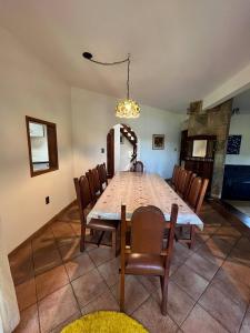 uma sala de jantar com uma grande mesa e cadeiras em Casa vista lago Vitória Régia em Holambra