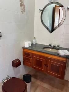 オランブラにあるCasa vista lago Vitória Régiaのバスルーム(洗面台、トイレ、鏡付)