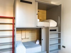 ein kleines Schlafzimmer mit 2 Etagenbetten in der Unterkunft Leevin Student Barcelona in Barcelona