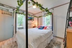 Postel nebo postele na pokoji v ubytování Lakefront Michigan Abode with Deck and Fire Pit!