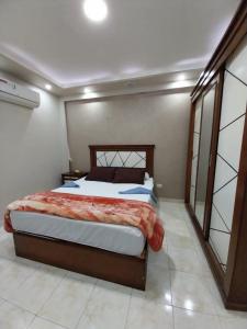 1 dormitorio con 1 cama grande en una habitación en Hayat Pyramids House 237T, en ‘Ezbet `Abd el-Ḥamîd
