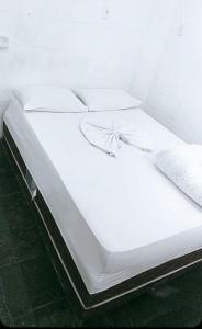 un primer plano de una cama blanca en una habitación en Hotel Estação Norte - Fácil acesso ao Imbel e o distrito industrial e colégio Militar - By Up Hotel, en Juiz de Fora
