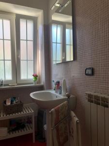 een badkamer met een wastafel en een spiegel bij La frescura in Roccamonfina