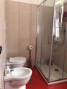 een badkamer met een douche, een toilet en een wastafel bij La frescura in Roccamonfina