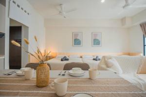 - un salon avec une table avec des tasses et un canapé dans l'établissement Studio Zen@Midhills Genting Highlands (Free Wi-Fi), à Genting Highlands 68 autres photos