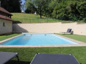 uma piscina num quintal com uma cadeira em SIBO GITE en Périgord em Boulazac